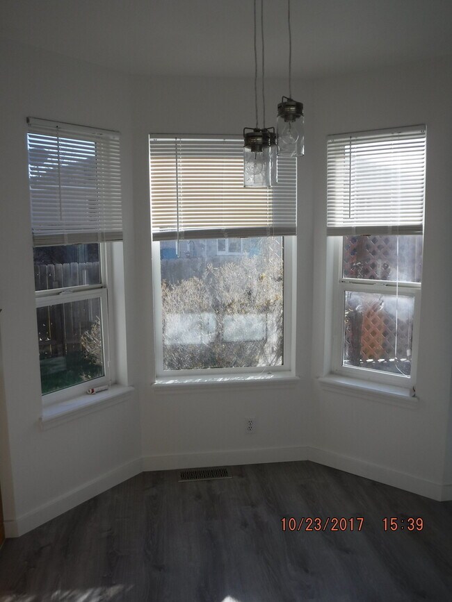 Building Photo - Centrally Located and Updated 3BD 2BA