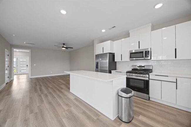 Building Photo - Stylish & Spacious Home in Prime Durham Location – Modern Living with Comfort & Convenience