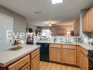 Building Photo - Special Offer: Sign an 8-10 month lease term and take advantage of a $500 move-in discount!/2-Bed...
