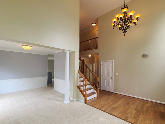 Building Photo - Gorgeous 6 BR Home, Convenient to Quantico & Commuting