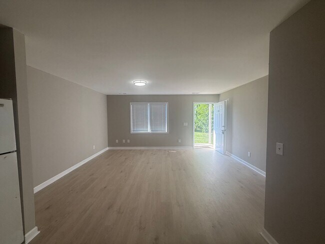 Building Photo - Two bedroom, 1 bath apartment in Burlington