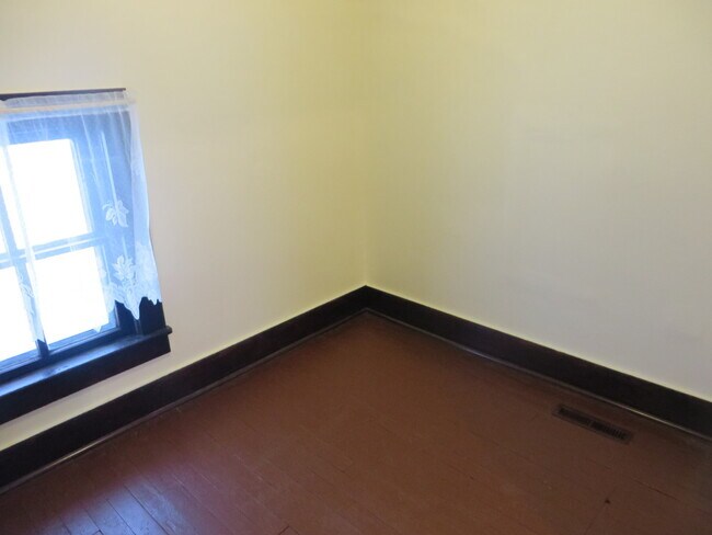 Building Photo - Large Three Bedroom, 1.5 Bathroom Home hal...