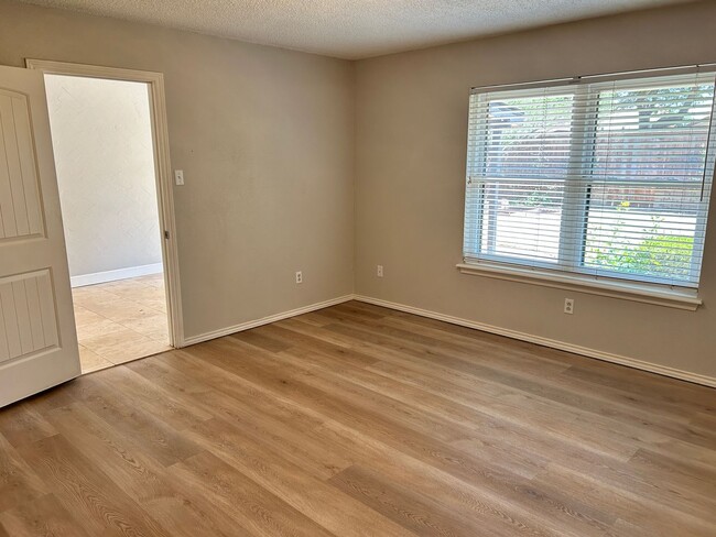 Building Photo - Self Showing - 3 Bedroom 2 bathroom Move I...