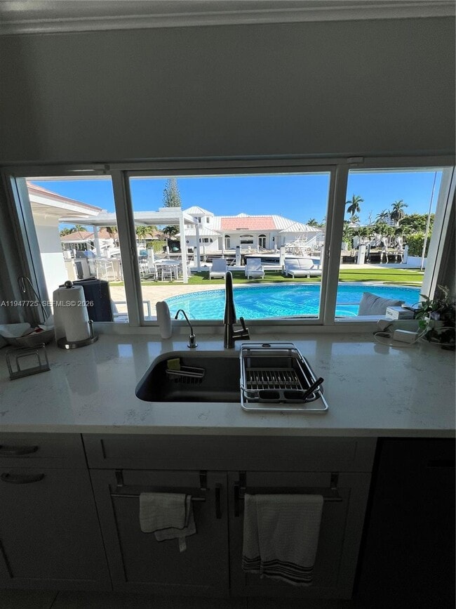 Building Photo - 5510 Bayview Dr