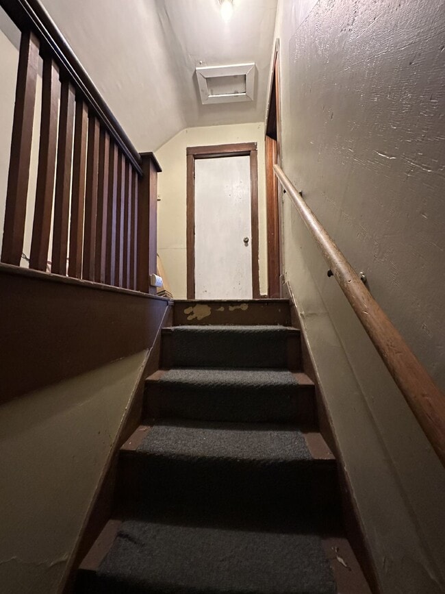 Building Photo - 4 Bed 2 Bath close to UWEC!