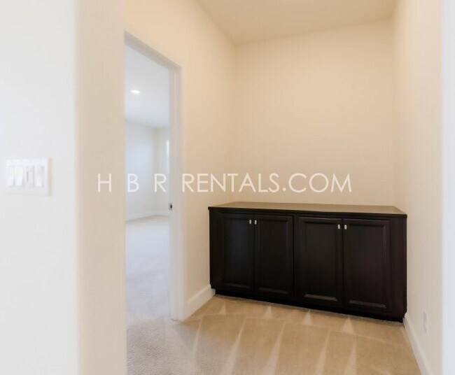 Building Photo - Spacious Elegance: 4-Bedroom with 3.5 Baths in Manteca