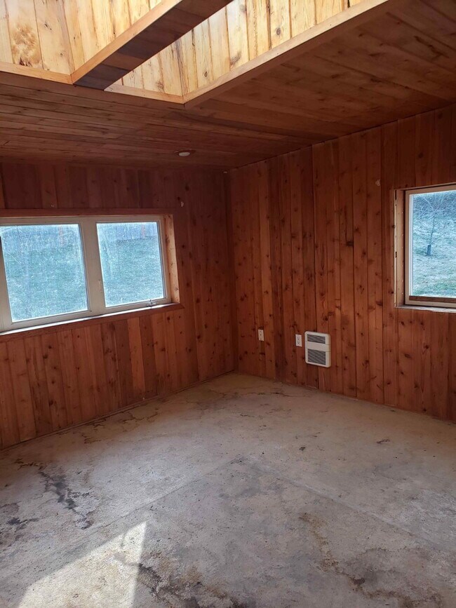 Building Photo - Spacious 4 Bed / 3 Bath Near Downtown with Two Master Bedrooms! Available beginning of August