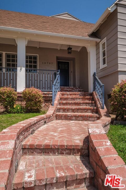 Building Photo - 10707 Wellworth Ave