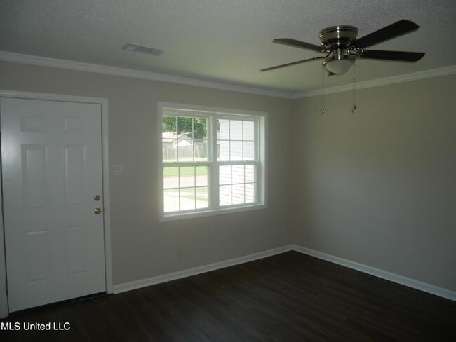 Building Photo - 2011 Coral Hills Dr