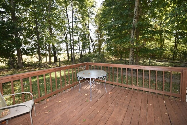 Building Photo - Country Home Available in Greenfield