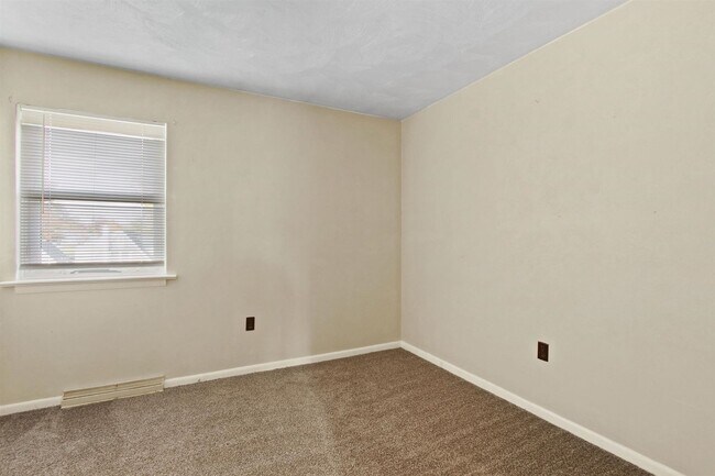 Building Photo - Bright 2BR Townhome in Dallastown School District!