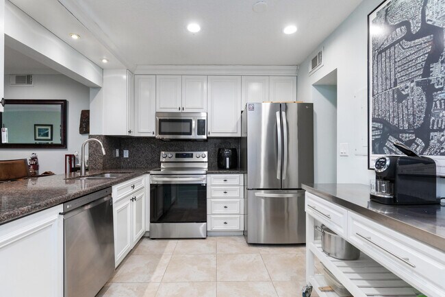 Building Photo - 961 S Ocean Dr