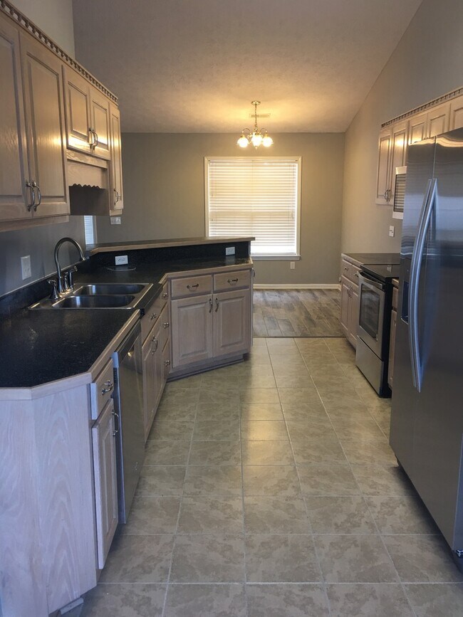 Building Photo - 4 Bedroom 2 Bathroom Home