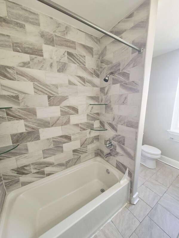 Building Photo - 709 1/2 West Clay Street - B