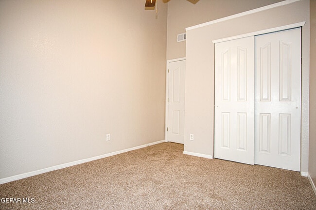 Building Photo - 13944 Roslyn Dr