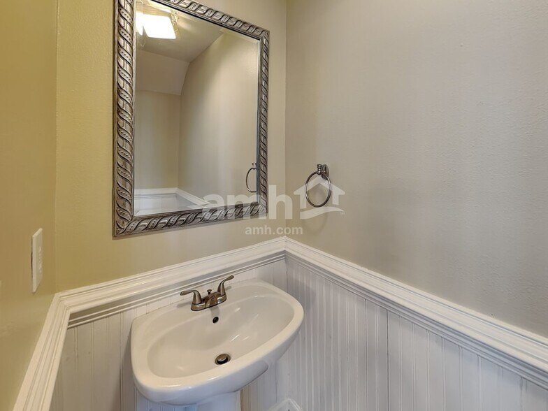 Building Photo - 1710 Cabarrus Crossing Dr