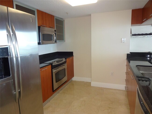 Building Photo - 1800 N Bayshore Dr