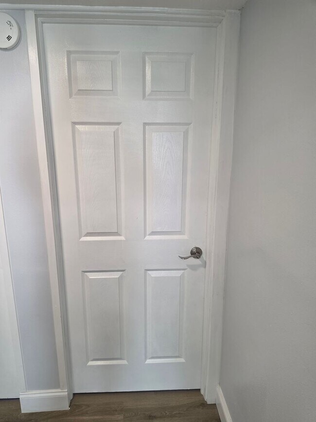 Building Photo - FOR RENT!!! NEWLY RENOVATED 2-BEDROOM TRIPLEX – UTILITIES INCLUDED – PRIME KISSIMMEE LOCATION!