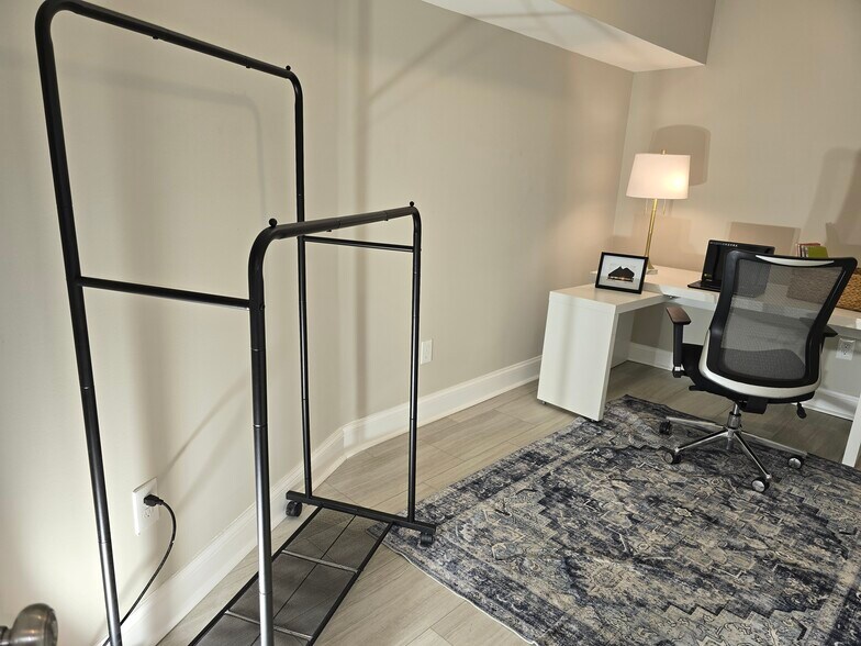 Lots of options for clothes - 2424 Linden Ave