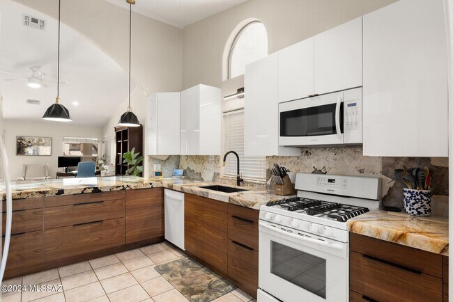 Building Photo - Oro Valley Stunner