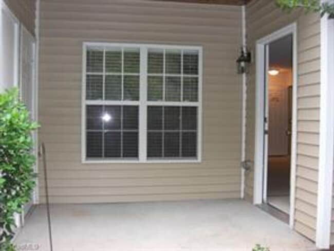 Building Photo - Cozy Convenient Condo