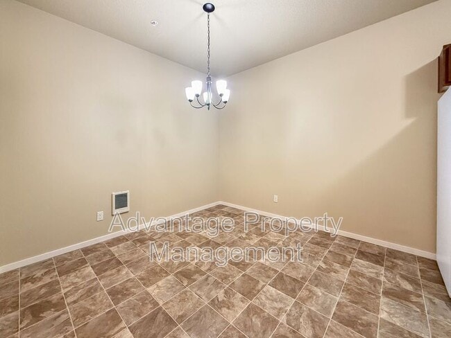 Building Photo - 523 Catron St N