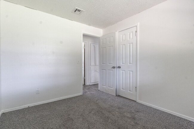 Building Photo - Cute 5 Bedroom House!