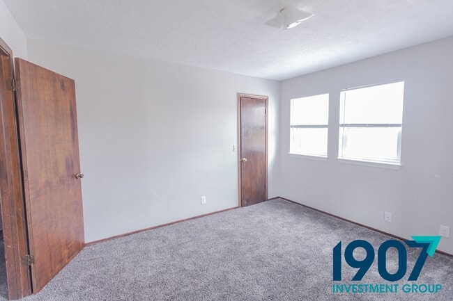 Building Photo - 1247 W Huntington Way