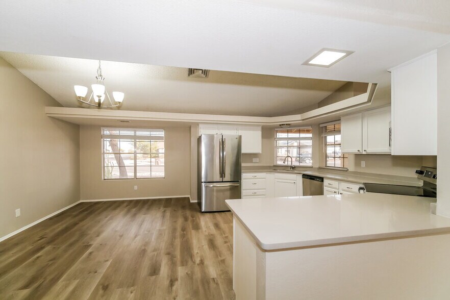 Building Photo - 8045 W Larkspur Dr