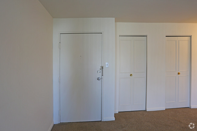 Apartment Entrance & Closets - Oak Forest Apartments