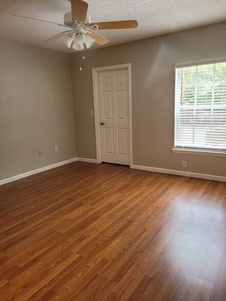Building Photo - 814 Crest Pines Dr