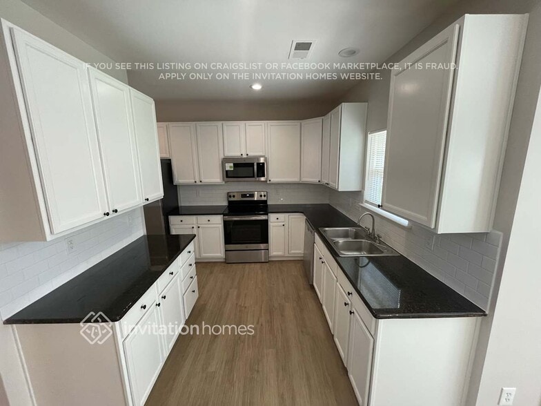 Building Photo - 527 Clearwater Dr