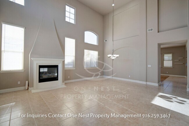 Building Photo - Fantastic - one of a kind 5 bdrm 4 bth home with pool