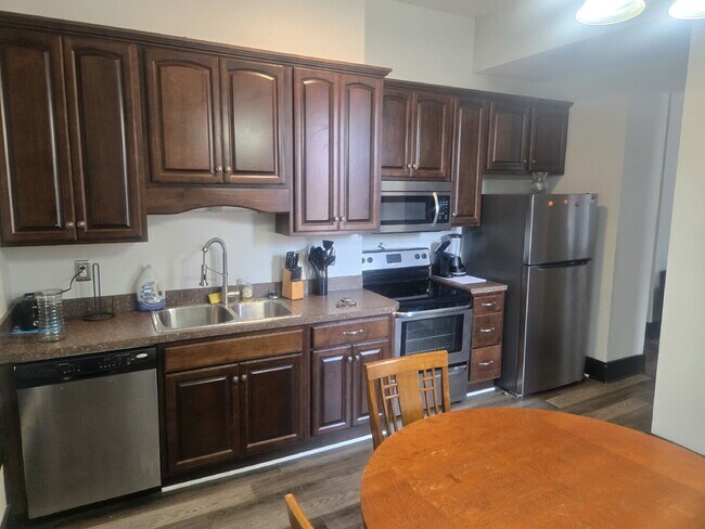 Building Photo - "2-Bed Furnished Gem close to the University of Louisville!"