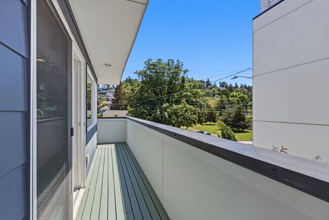 Building Photo - Fresh, Air-Conditioned Standalone Townhome in Coveted Lincoln Park