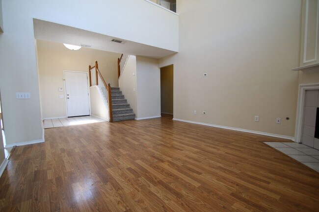 Building Photo - Stunning 4BR/2.5BA South Fort Worth Gem with Sun Room & 2-Car Garage!