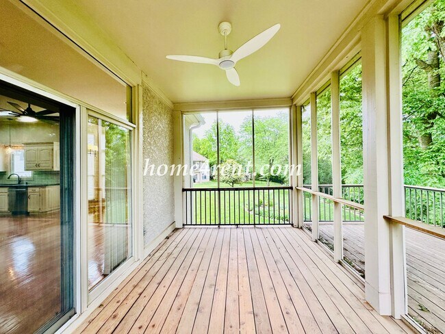 Building Photo - Exceptional 1.5 Story Home in the Prestigious Loch Lloyd Community!