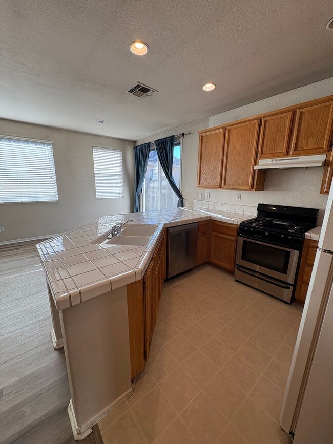 Building Photo - Beautiful 3bed/2bathroom Home in West Sac