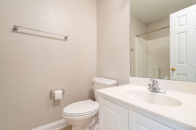 Building Photo - Move-In Ready & Updated Hampton Forest Tow...