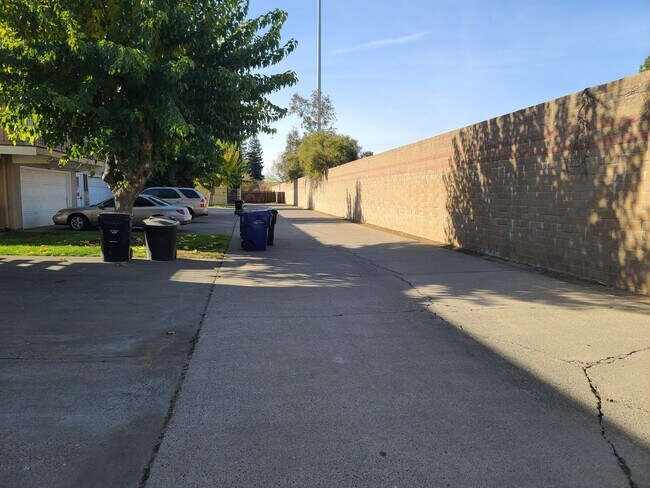 Building Photo - UPDATED RENTAL IN SACRAMENTO!