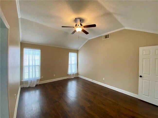 Building Photo - 1010 Live Oak Loop