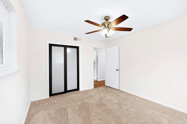 Building Photo - 3632 Venice Dr