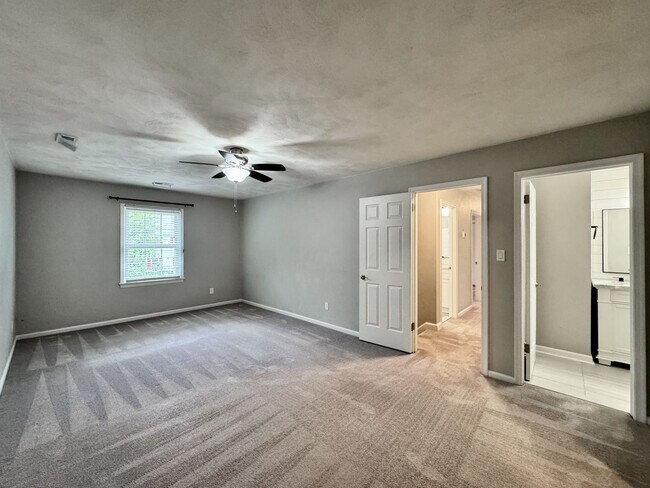 Building Photo - 4-Bedroom Home In Great Neck Meadows! Ready NOW!!! Fenced Backyard! HUGE Corner Lot! Dog Friendly!