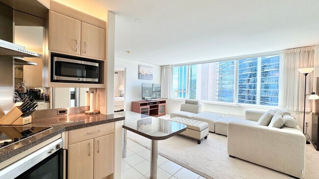 Building Photo - 2 BED/2 BATH FURNISHED UNIT AT HIGHLY DESI...