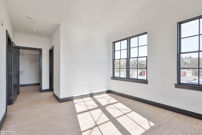Building Photo - 2 bedroom / 2 bathroom apartment at Waterm...