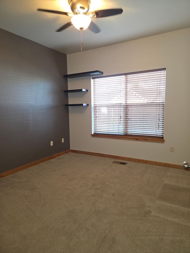 Building Photo - 16 Voyager Ln