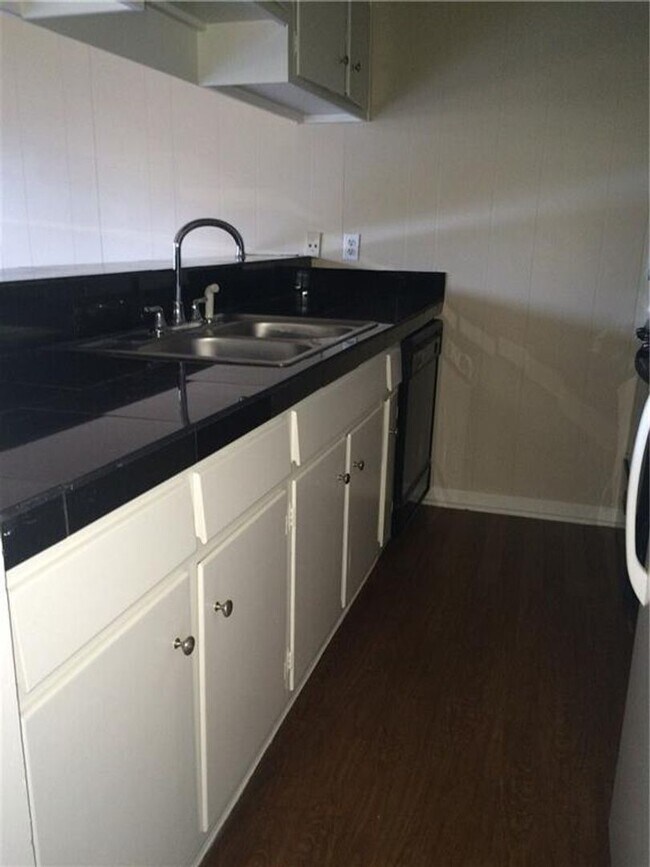 Building Photo - Fully Remodeled unit