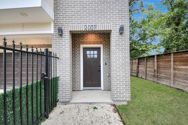 Building Photo - 2007 Briley St