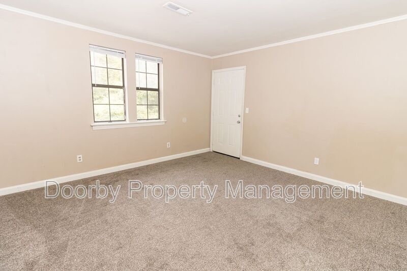 Building Photo - 3302 Pinewood Ave