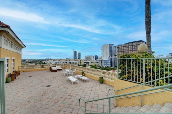 Building Photo - 403 S Sapodilla Ave